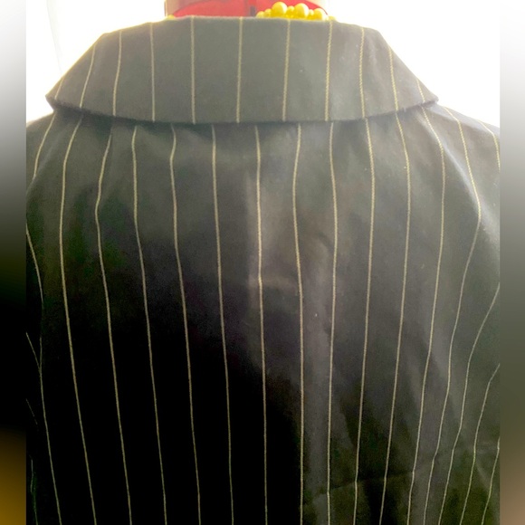 H&M Buttoned Pinstriped Vest with Collar - Picture 2 of 5